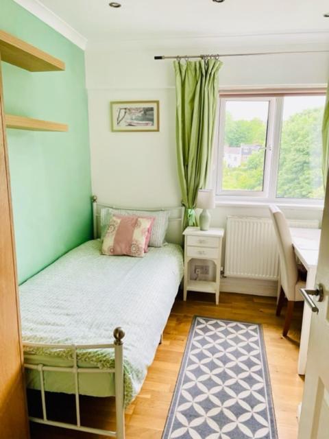 Homestay Modern And Chic With Beautiful Landscape Views London