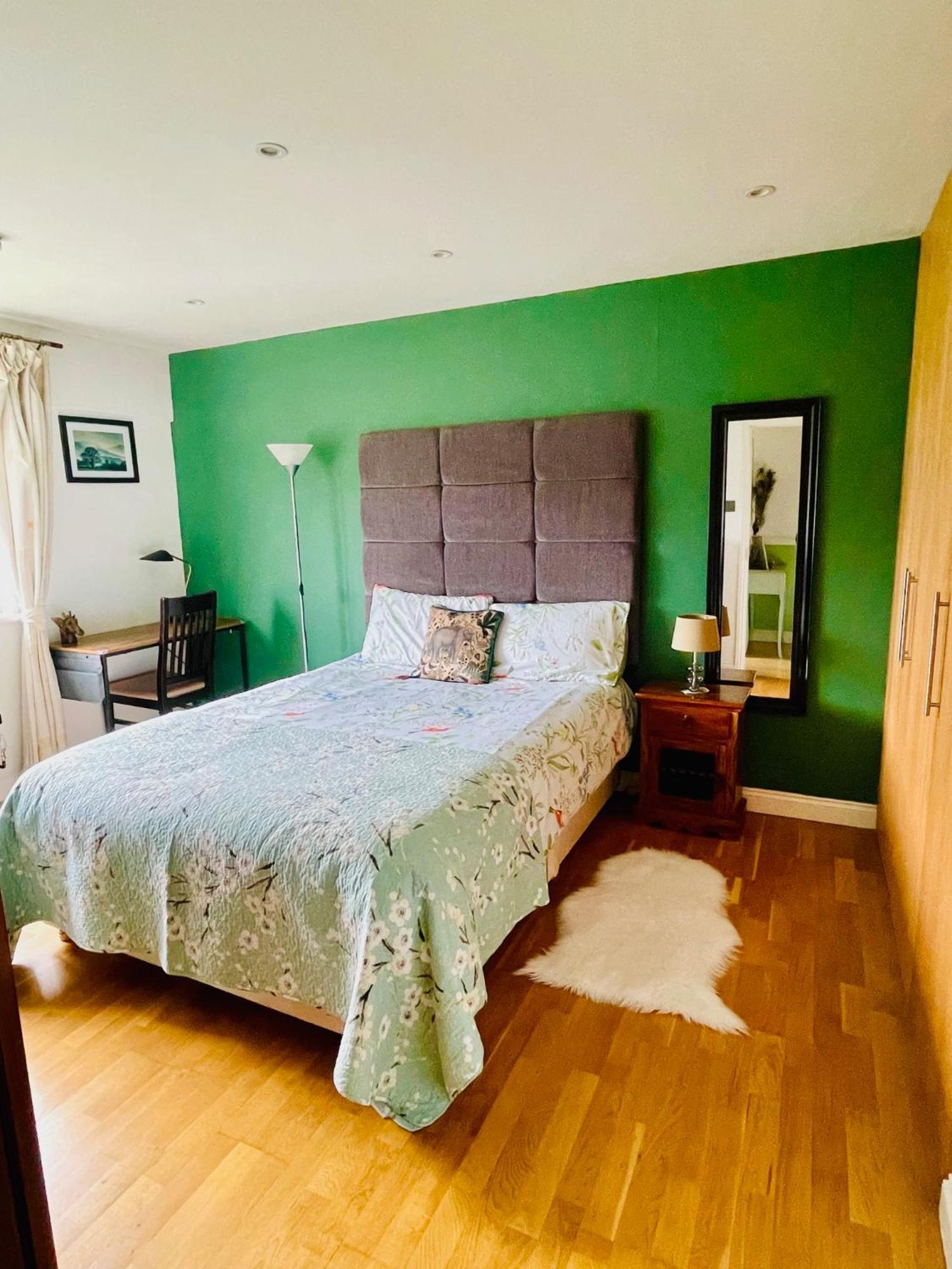 Modern And Chic With Beautiful Landscape Views * London